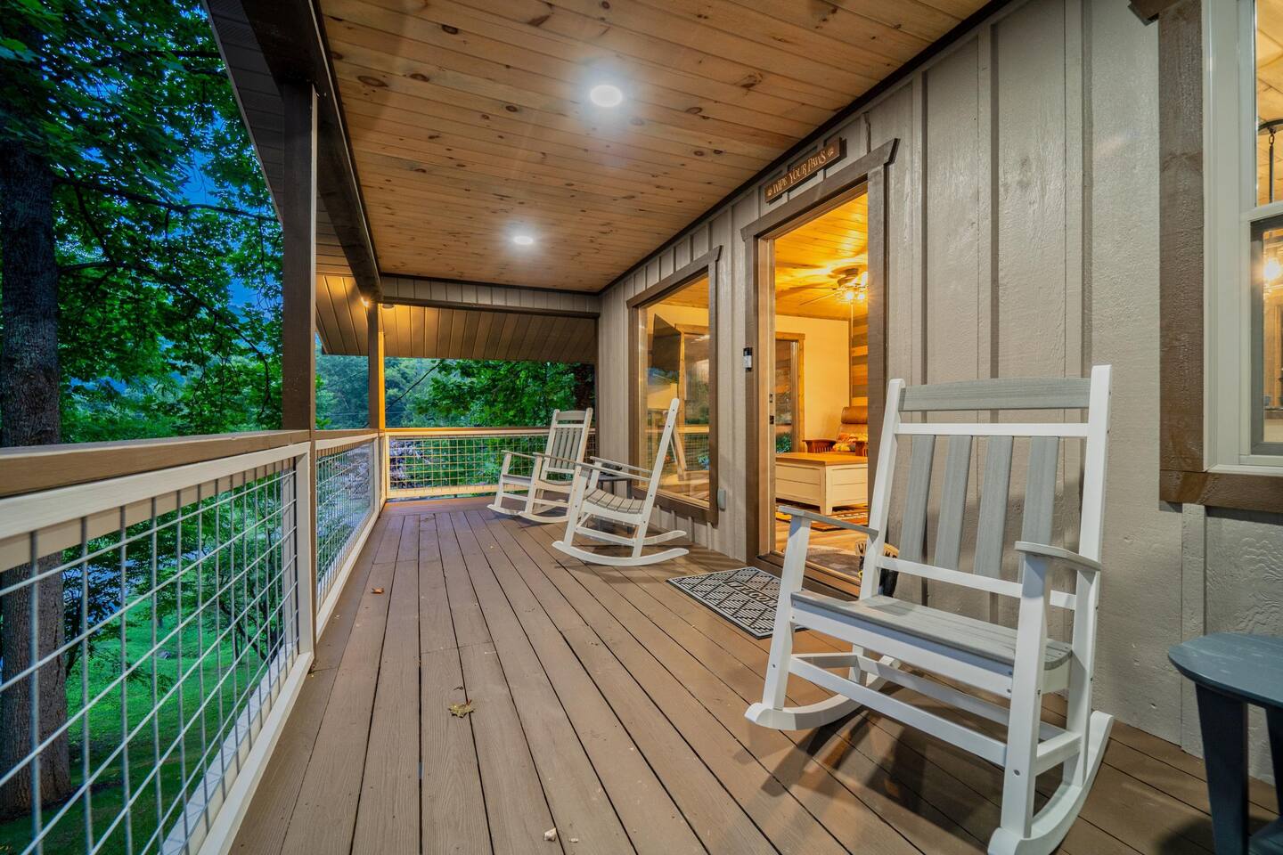 *New Listing*Huge Porch-Hot tub-Quiet-Easy Access!