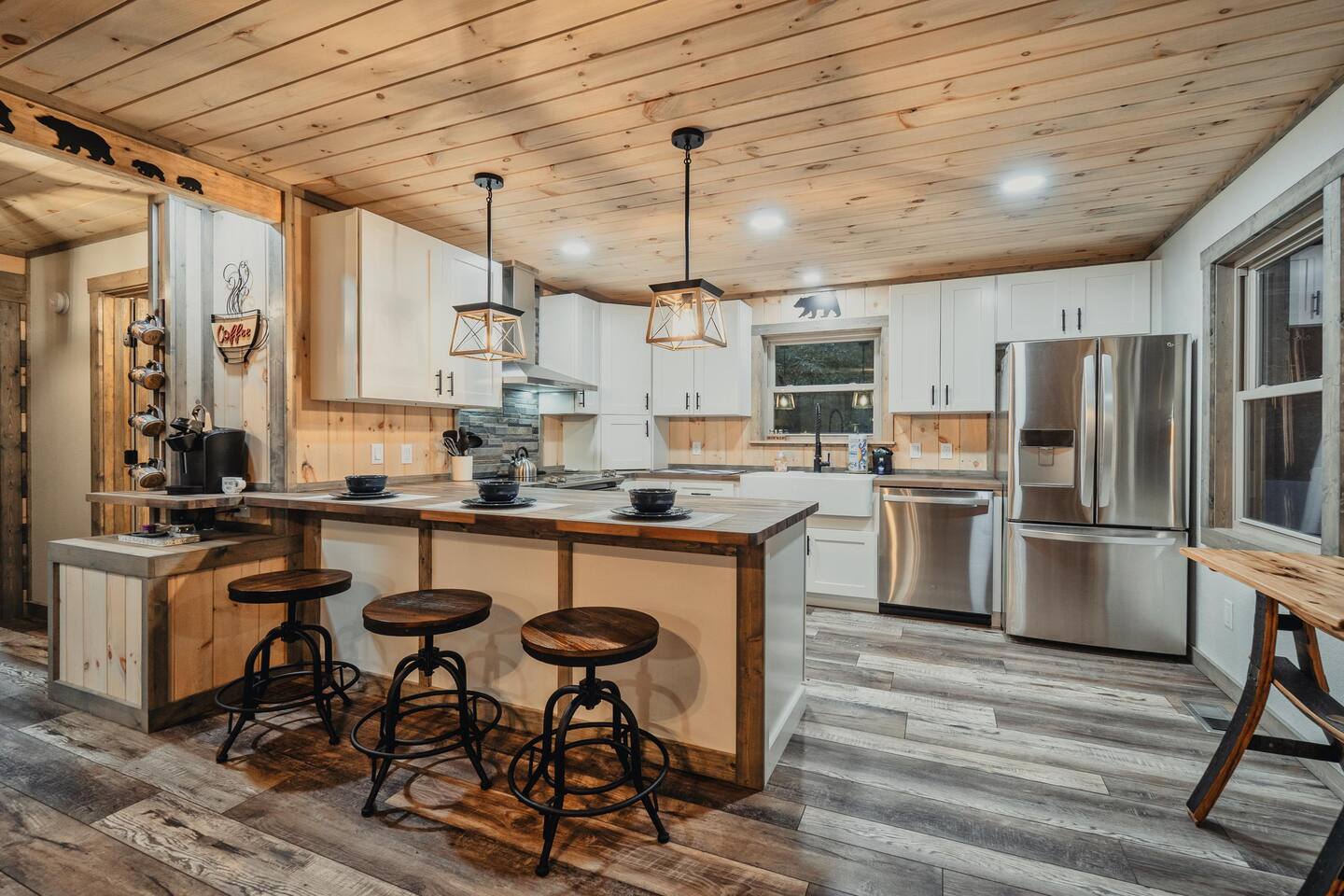 *New Listing*Huge Porch-Hot tub-Quiet-Easy Access!