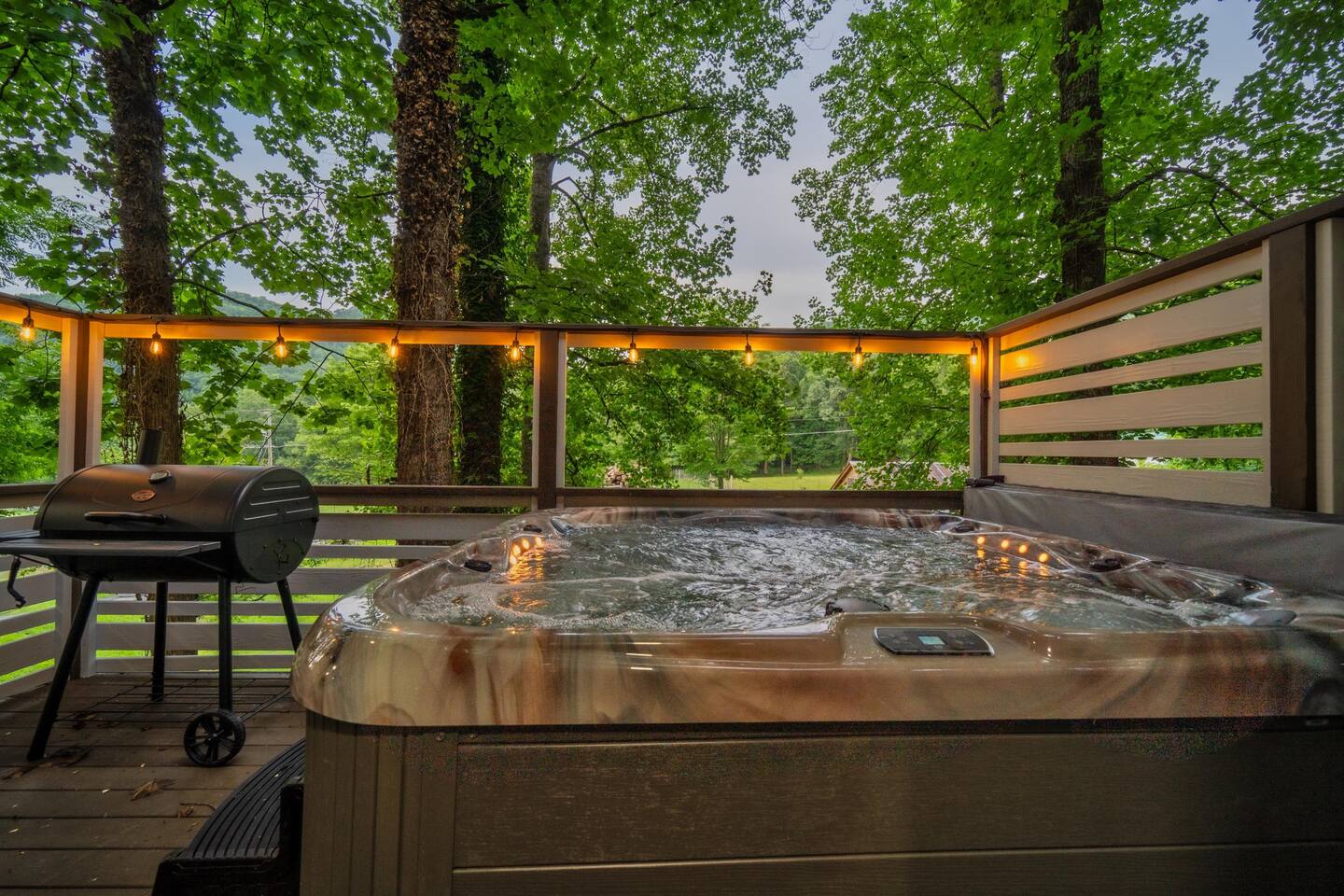 *New Listing*Huge Porch-Hot tub-Quiet-Easy Access!