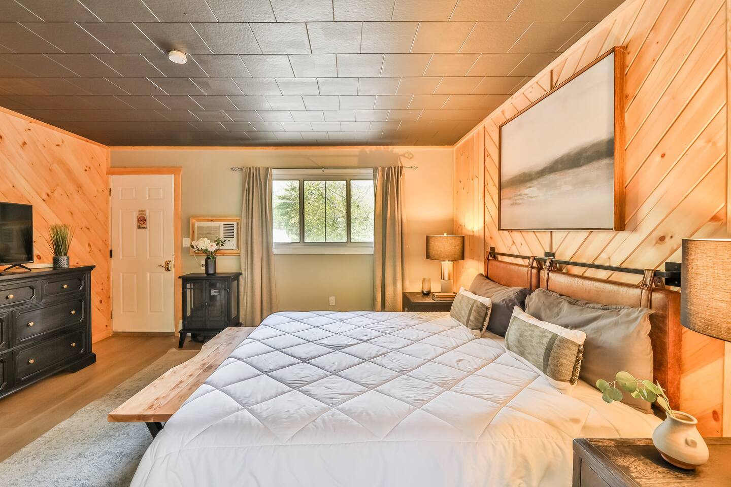 Perfect Lodge /w Gameroom Center of Hunter MT 1