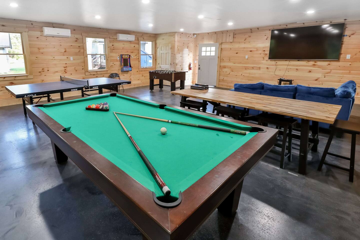 Perfect Lodge /w Gameroom Center of Hunter MT 3