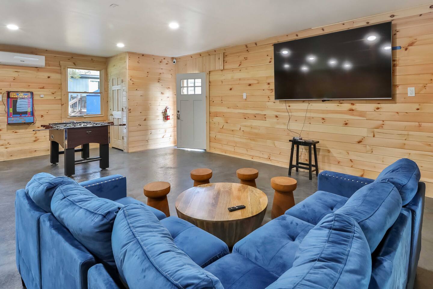 Perfect Lodge /w Gameroom Center of Hunter MT 3