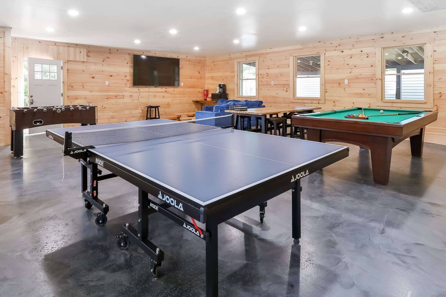Perfect Lodge /w Gameroom Center of Hunter MT 3