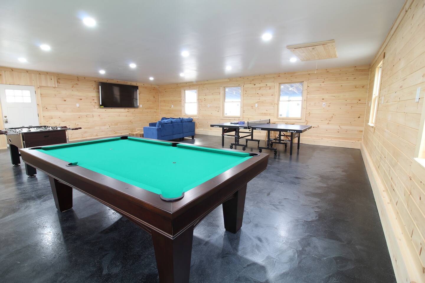Perfect Lodge /w Gameroom Center of Hunter MT 2