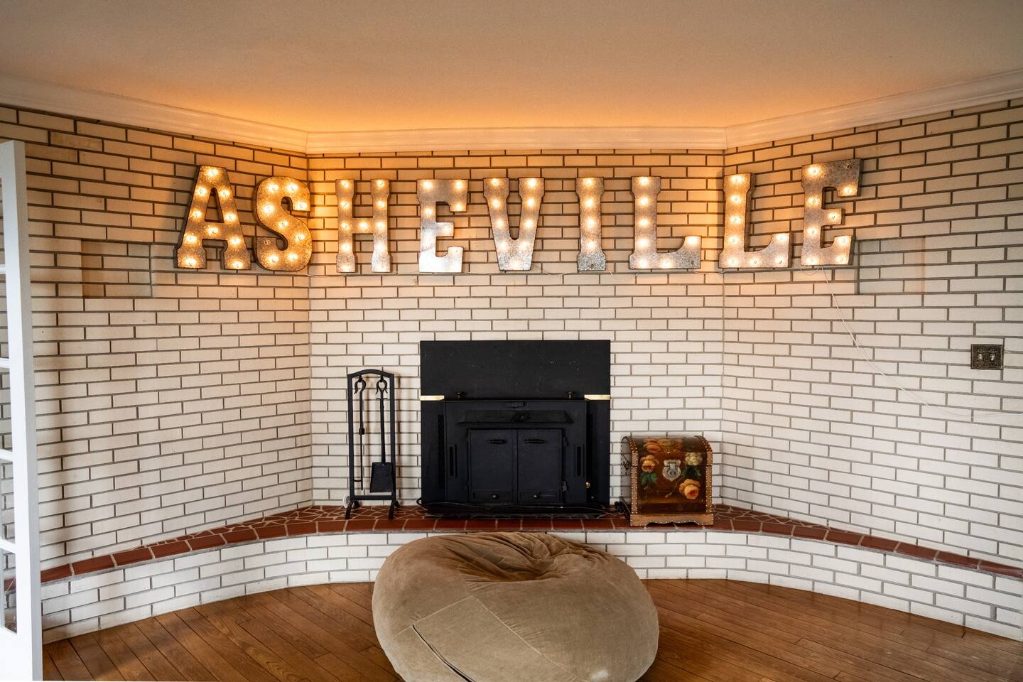 Mountain Top Mansion + Pet Friendly + Sleeps 24 + Asheville + Blue Ridge Parkway
