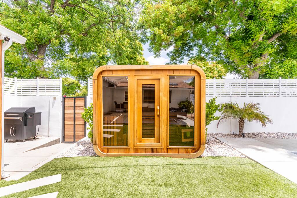 Wet\dry sauna with optional Eucalyptus fragrance (for up to 6 people)