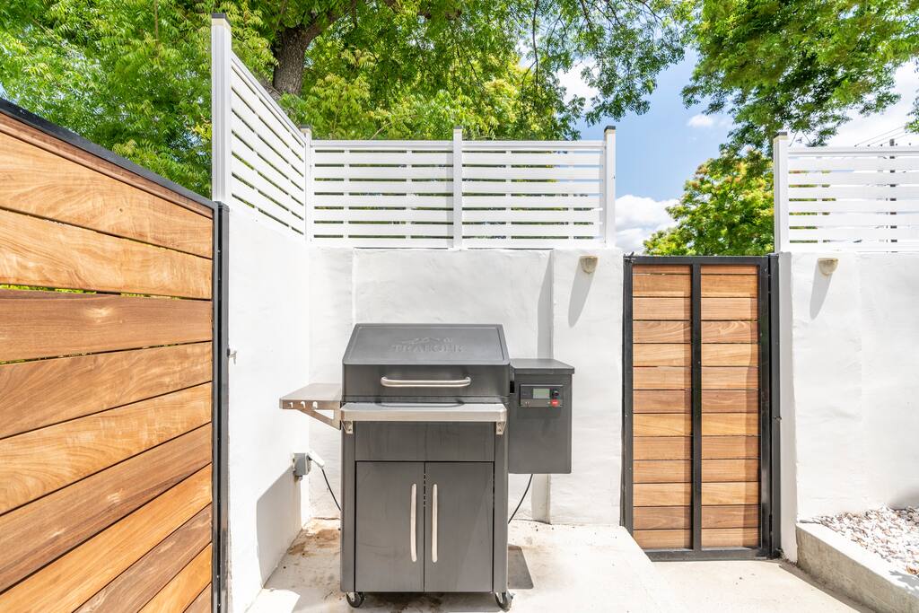 High-tech and easy to use smoky wood pellets BBQ