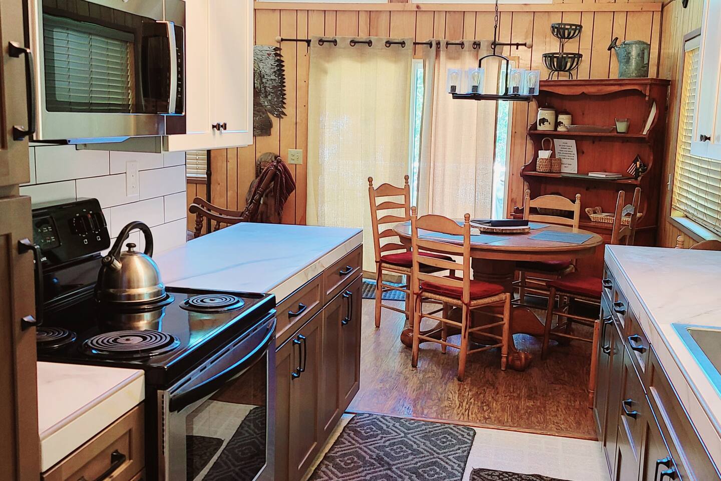 Lakeview Lodge, bookable boat slip! - Holiday Home