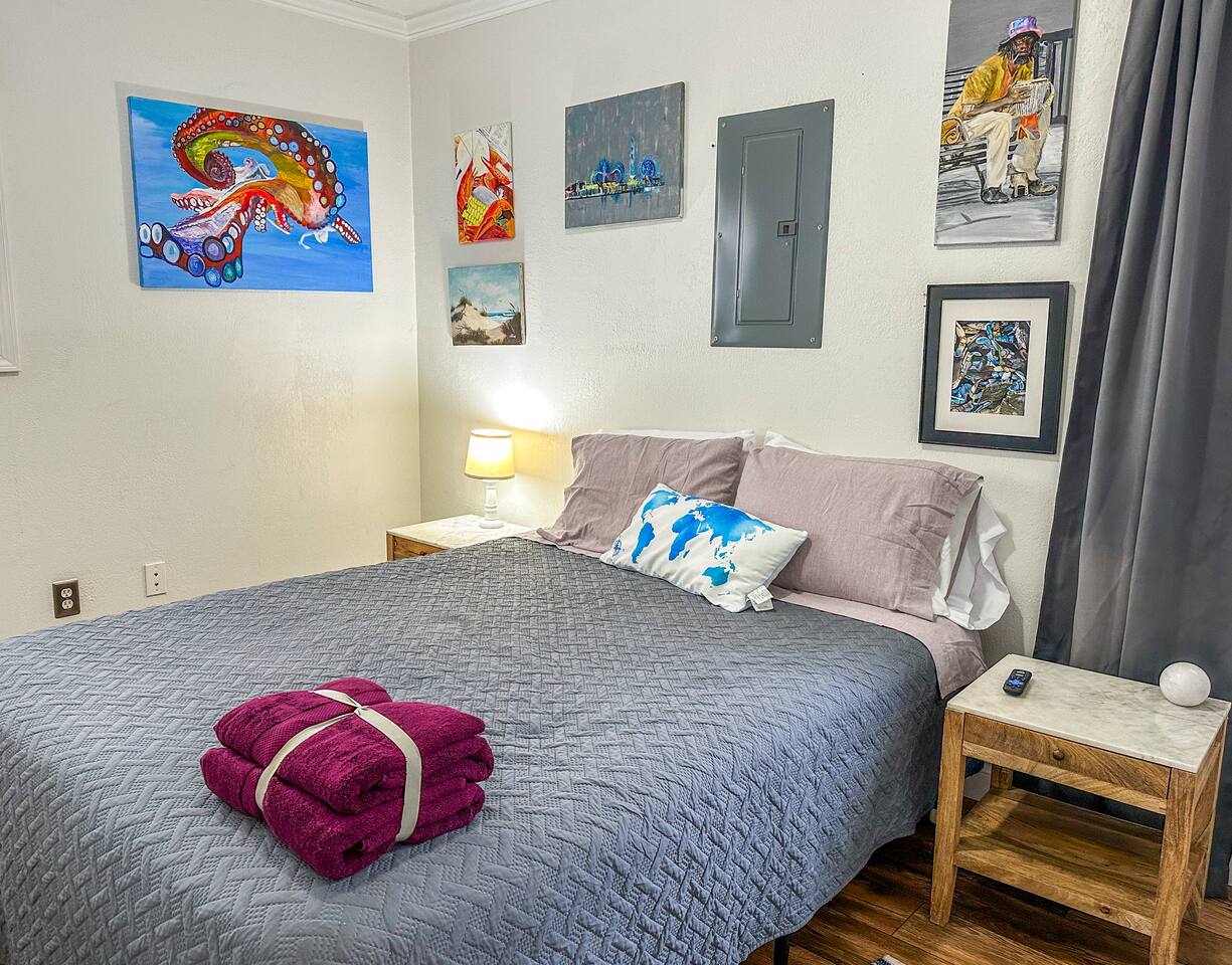 Quiet, Safe Neighborhood, Fast WiFi Pet Friendly