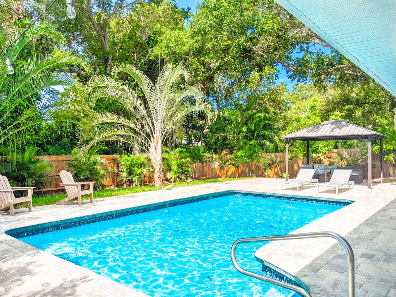 !HEATED POOL HOUSE-NEAR BEACH/LAKE/DOWNTOWN/WATER PARK/PINELLAS TRAIL!