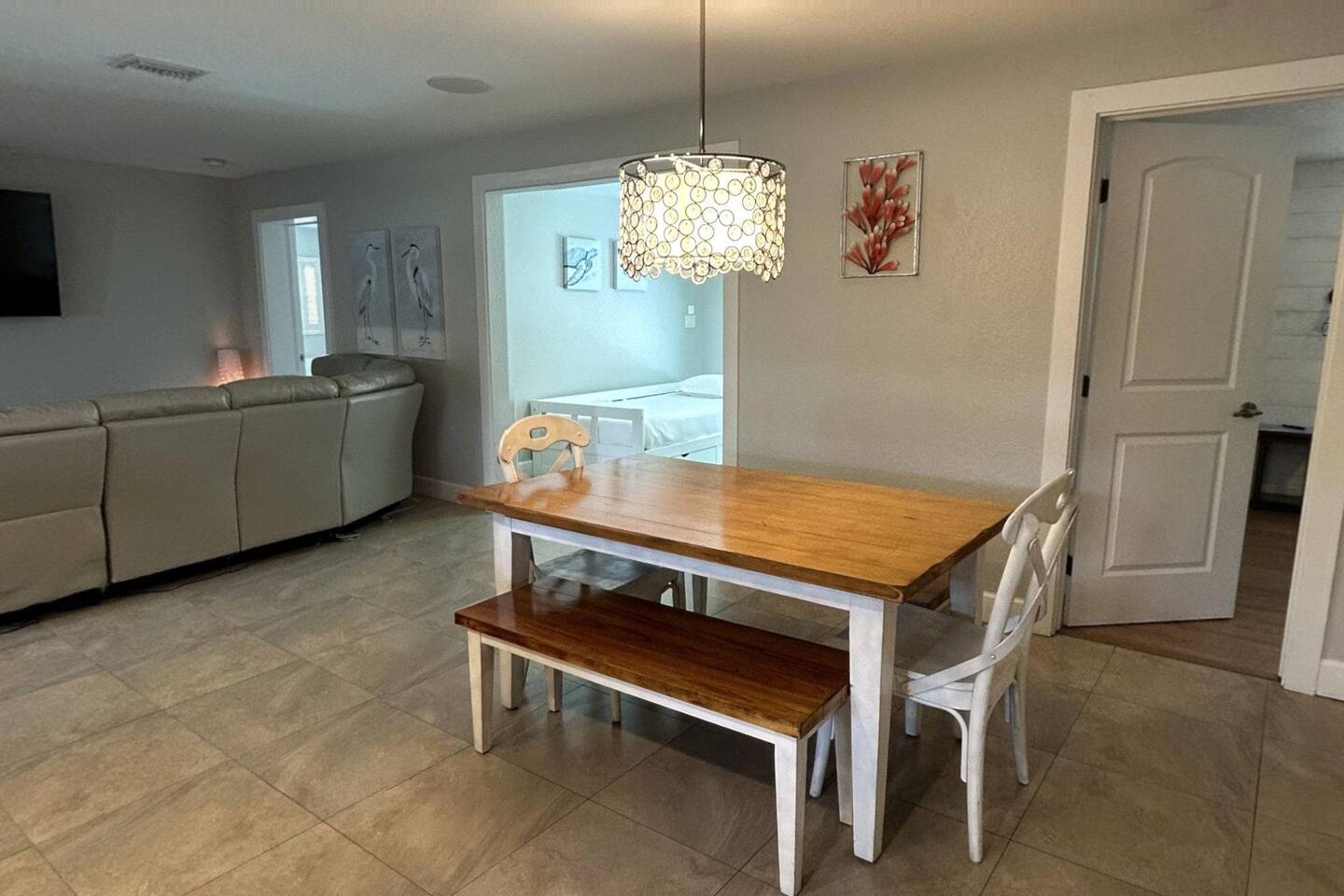 !HEATED POOL HOUSE-NEAR BEACH/LAKE/DOWNTOWN/WATER PARK/PINELLAS TRAIL!