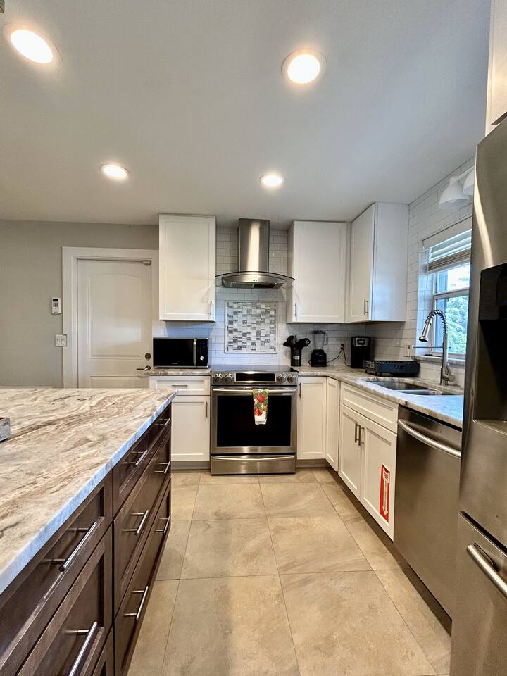 !HEATED POOL HOUSE-NEAR BEACH/LAKE/DOWNTOWN/WATER PARK/PINELLAS TRAIL!