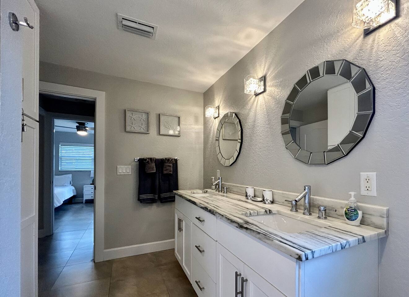!HEATED POOL HOUSE-NEAR BEACH/LAKE/DOWNTOWN/WATER PARK/PINELLAS TRAIL!