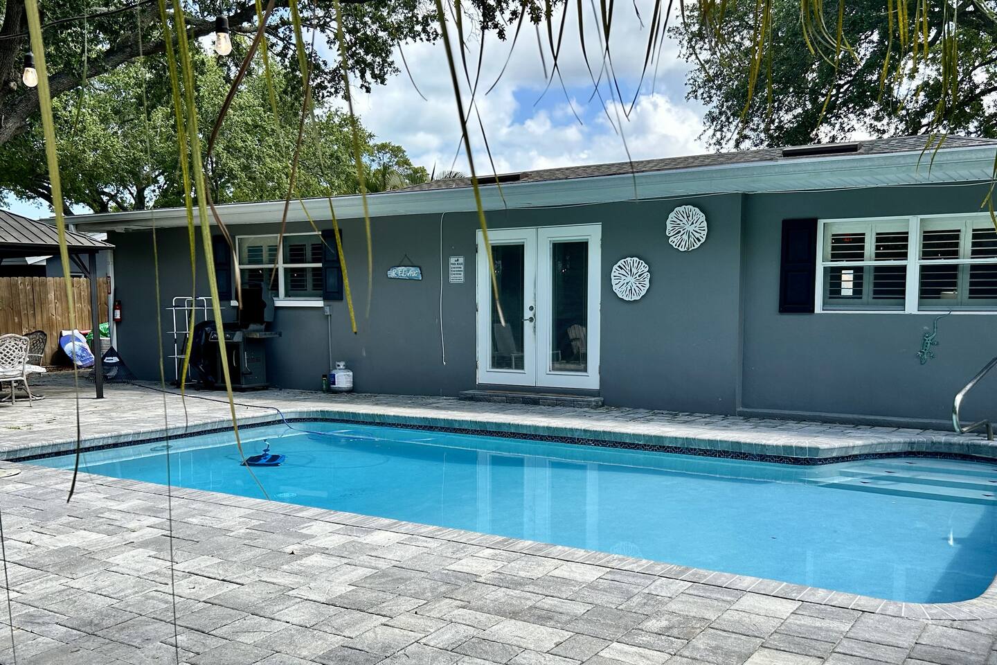 !HEATED POOL HOUSE-NEAR BEACH/LAKE/DOWNTOWN/WATER PARK/PINELLAS TRAIL!