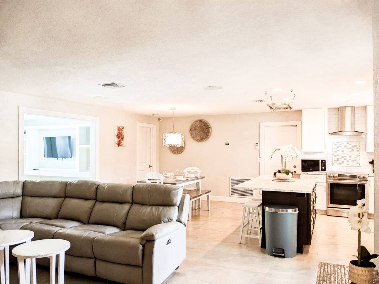 !HEATED POOL HOUSE-NEAR BEACH/LAKE/DOWNTOWN/WATER PARK/PINELLAS TRAIL!