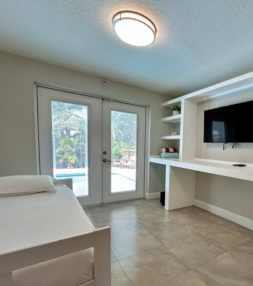 !HEATED POOL HOUSE-NEAR BEACH/LAKE/DOWNTOWN/WATER PARK/PINELLAS TRAIL!