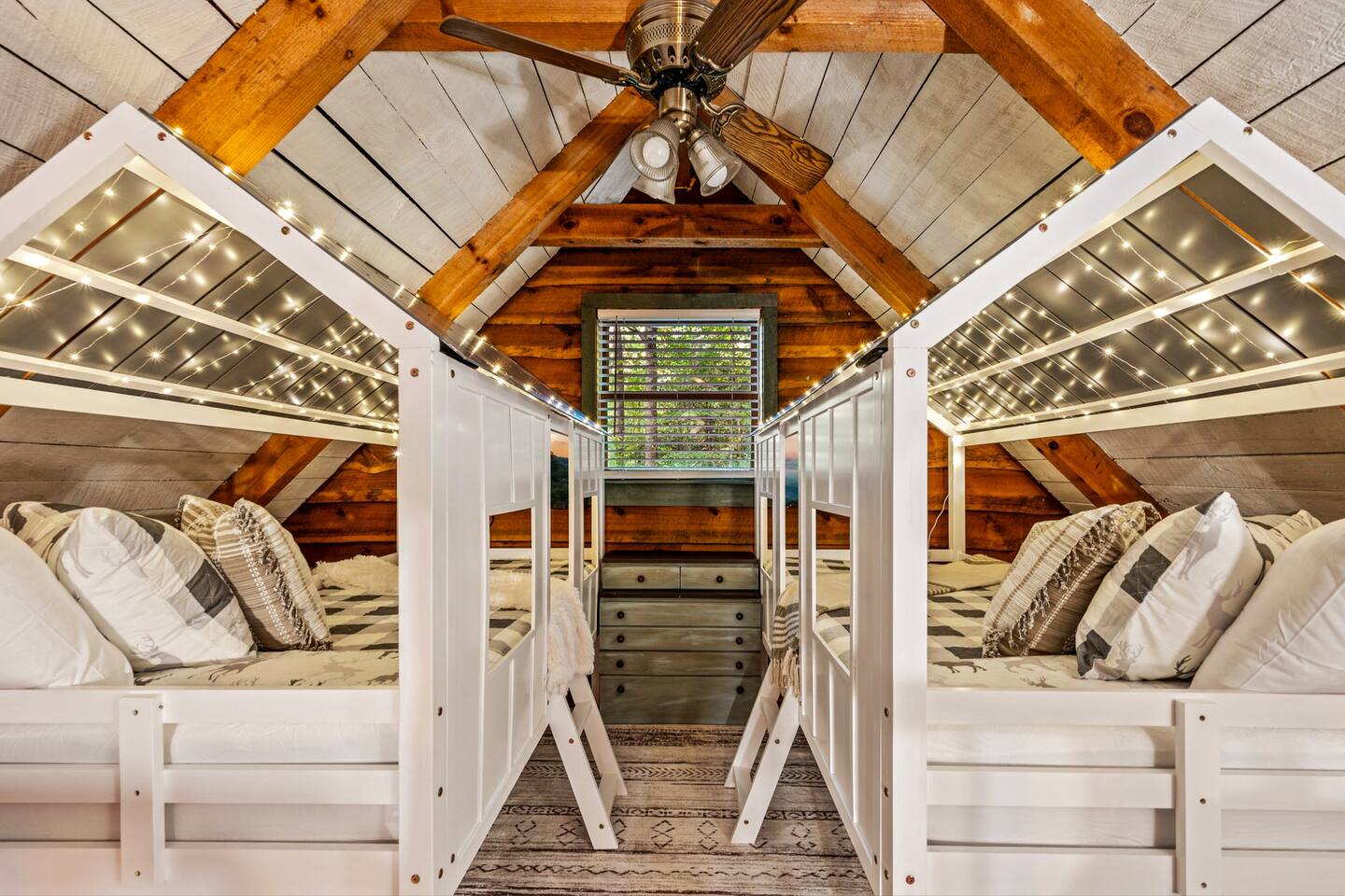 Seasonal View! Kid's Loft, Theater, Hot Tub, XBox โ Townsend โ vacation rental