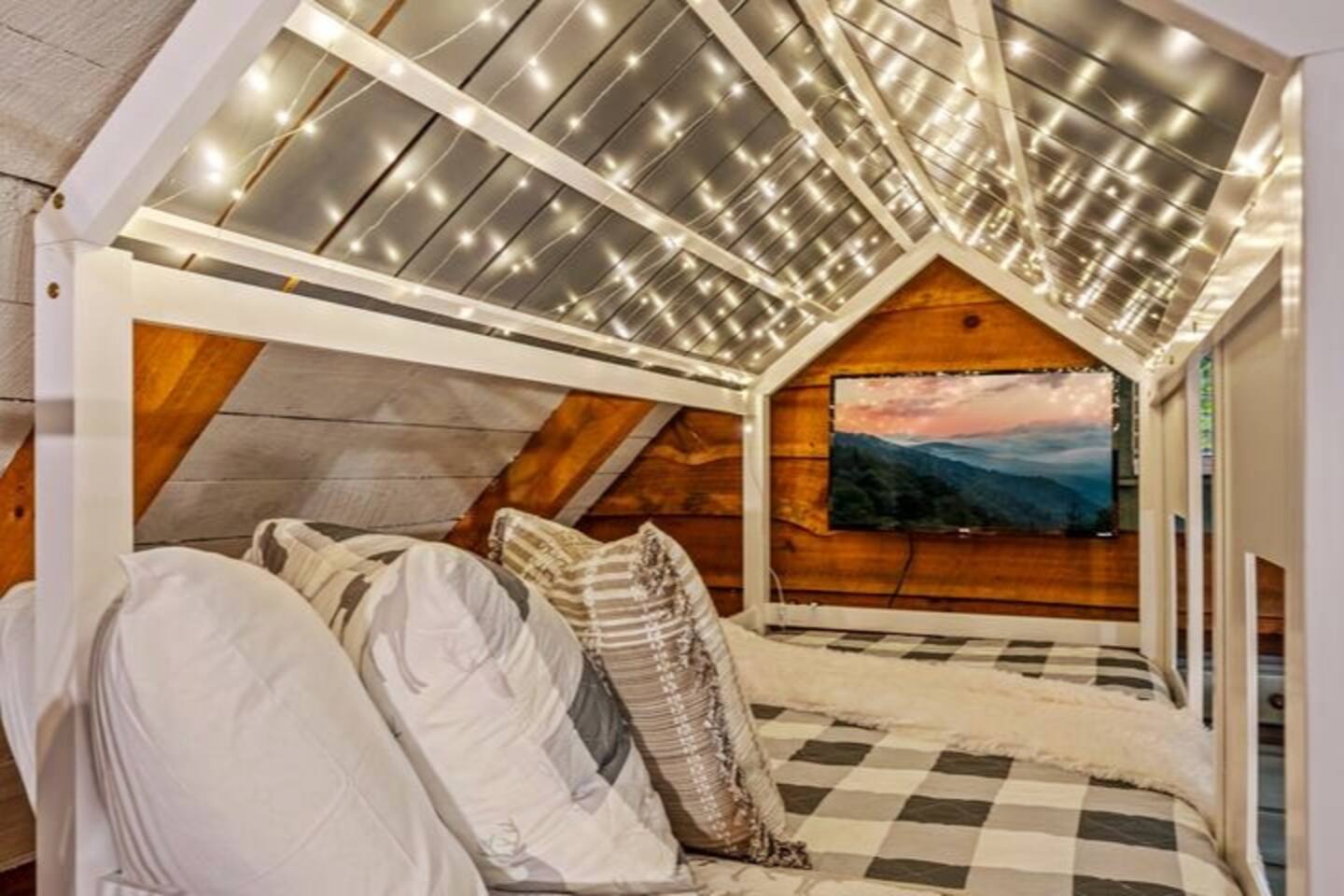 Seasonal View! Kid's Loft, Theater, Hot Tub, XBox