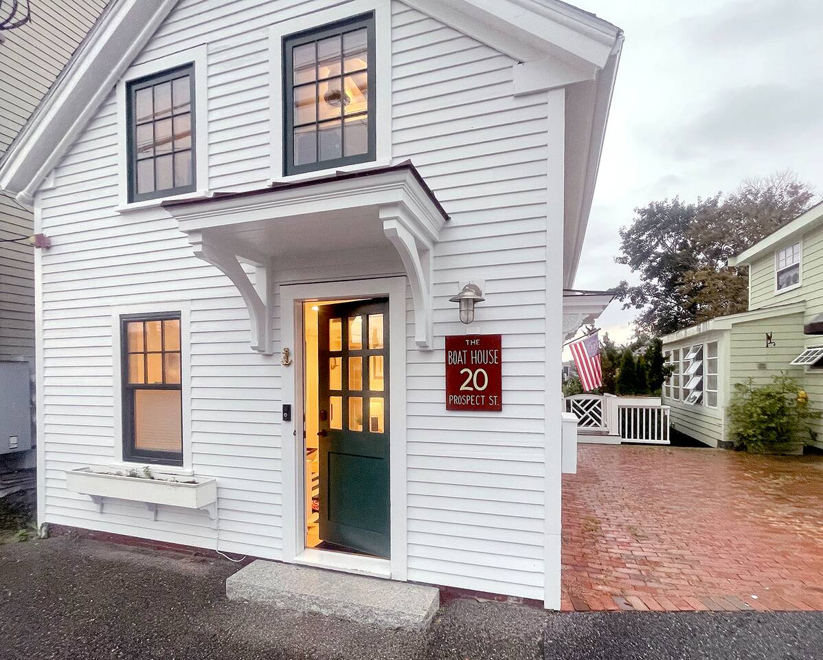 Boat-Inspired Cottage, Covered Deck, Office