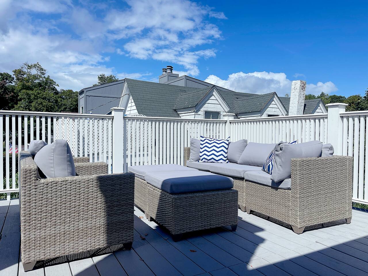 Marblehead Neck Cottage, Harbor Views & Roof Deck