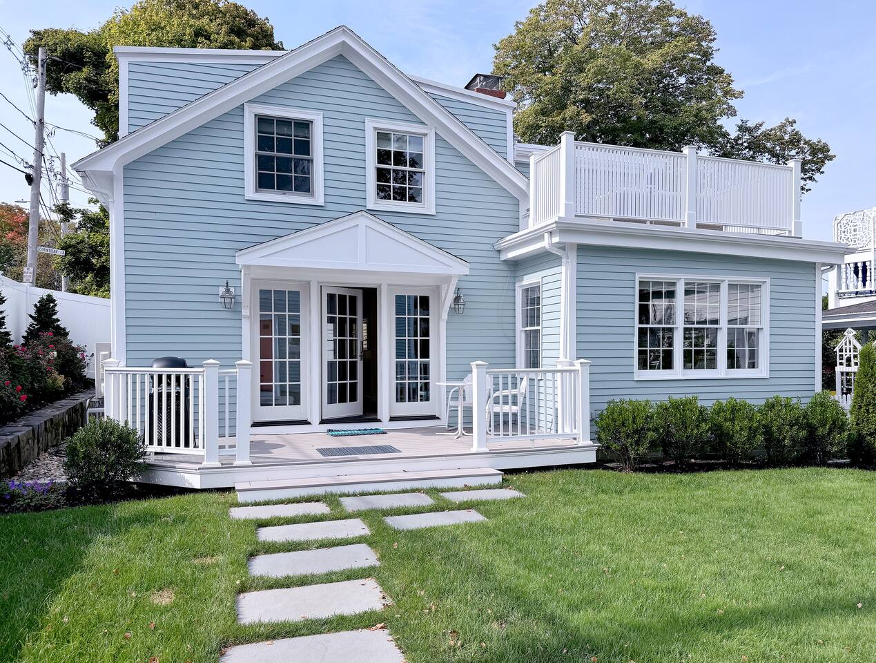 Marblehead Neck Cottage, Harbor Views & Roof Deck