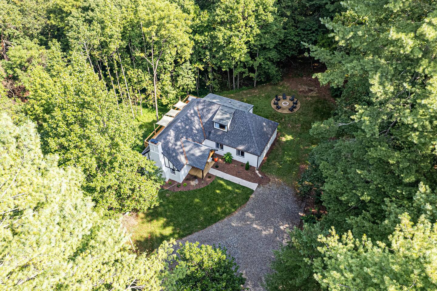 Wooded Oasis, HotTub, Sauna, GameRoom, 15min 2 AVL