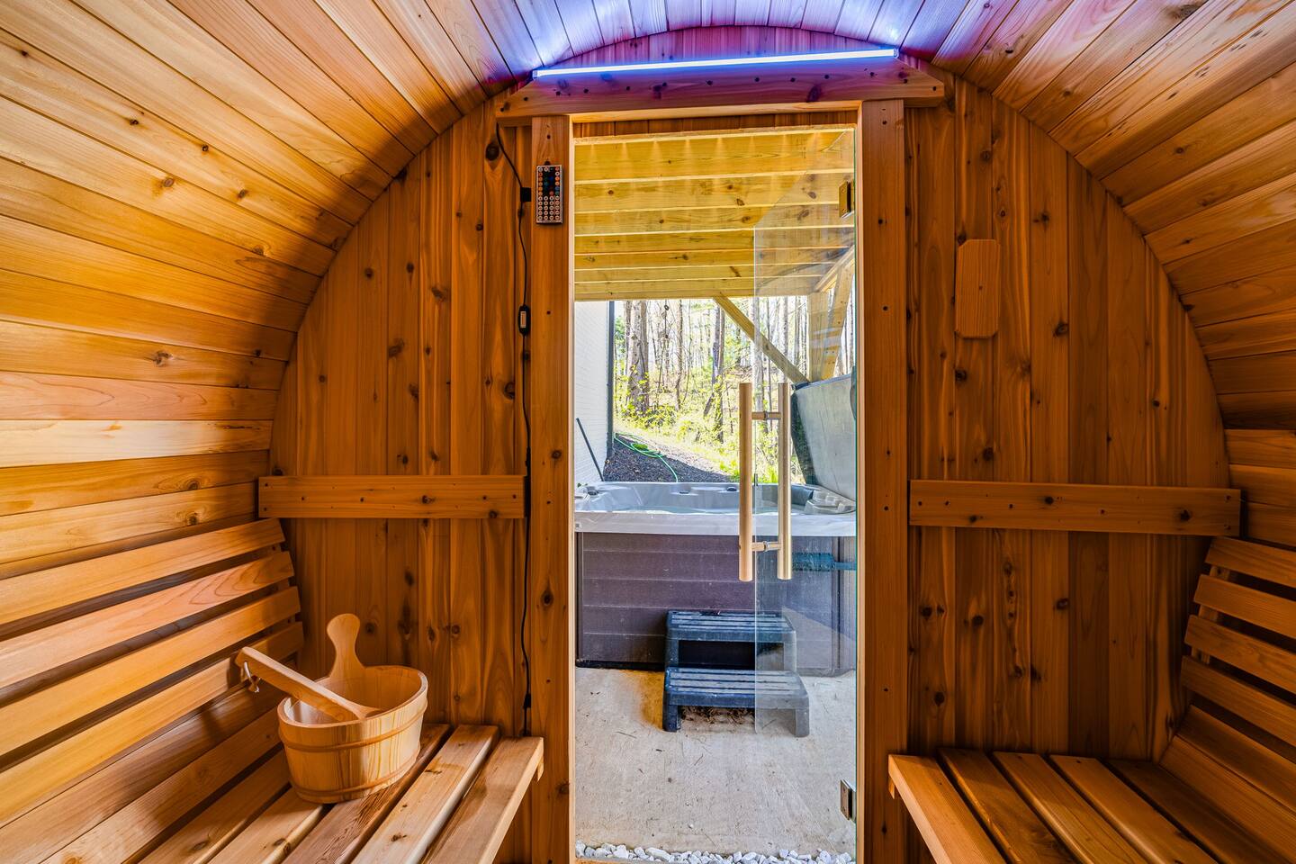 Wooded Oasis, HotTub, Sauna, GameRoom, 15min 2 AVL