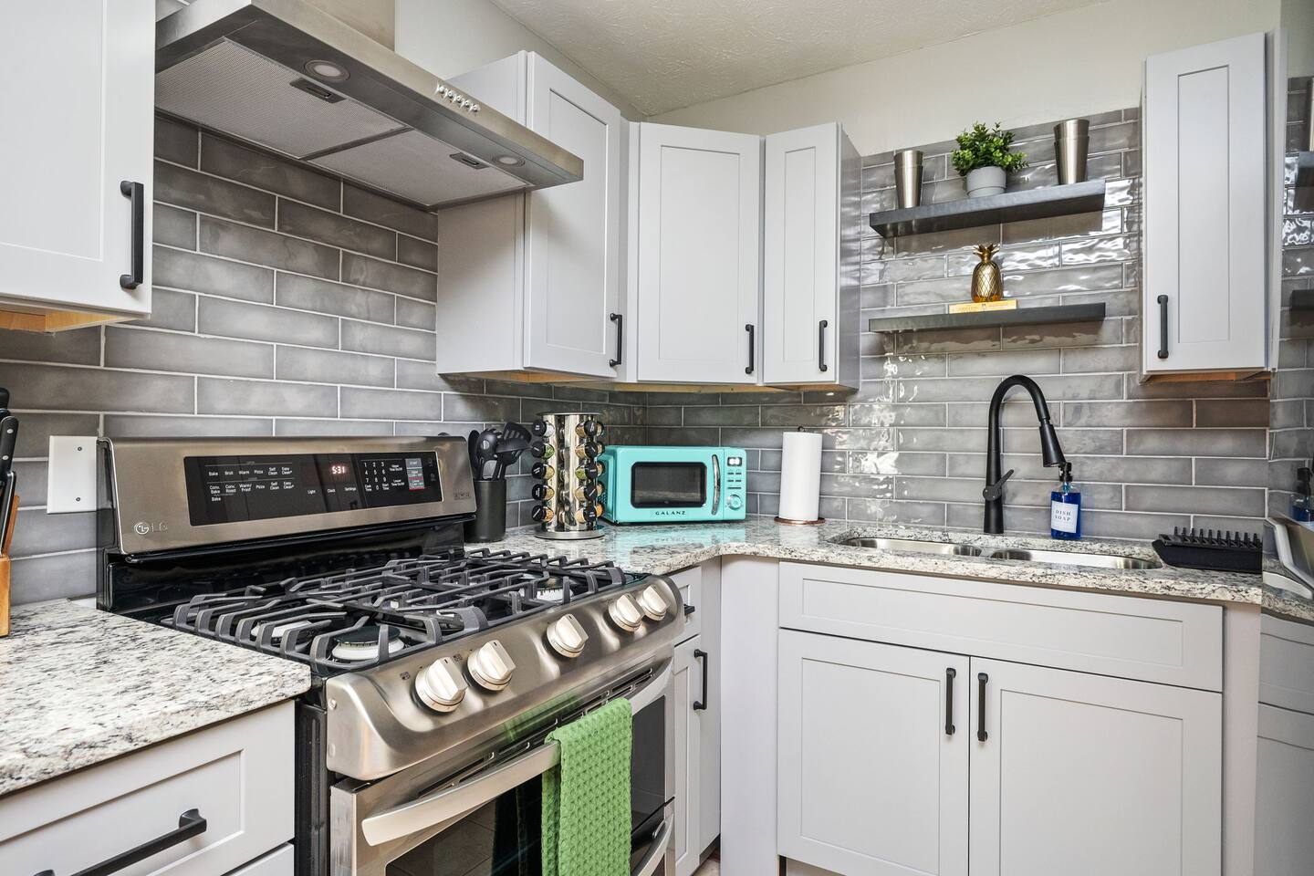 Vibrant Family Retreat~Sleeps 8~2 Kings~ Game Room
