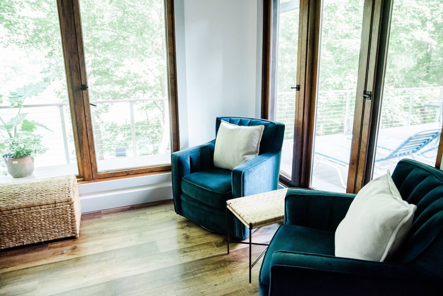 Lakeside Luxury: Spacious 6-Bdrm Lodge with Dock