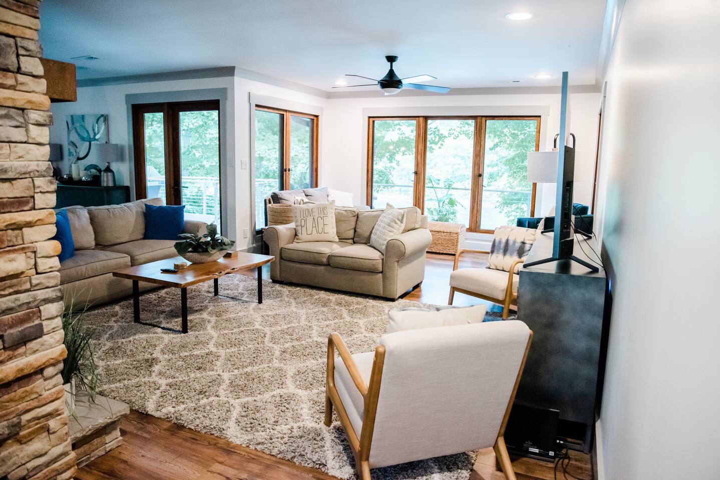 Lakeside Luxury: Spacious 6-Bdrm Lodge with Dock