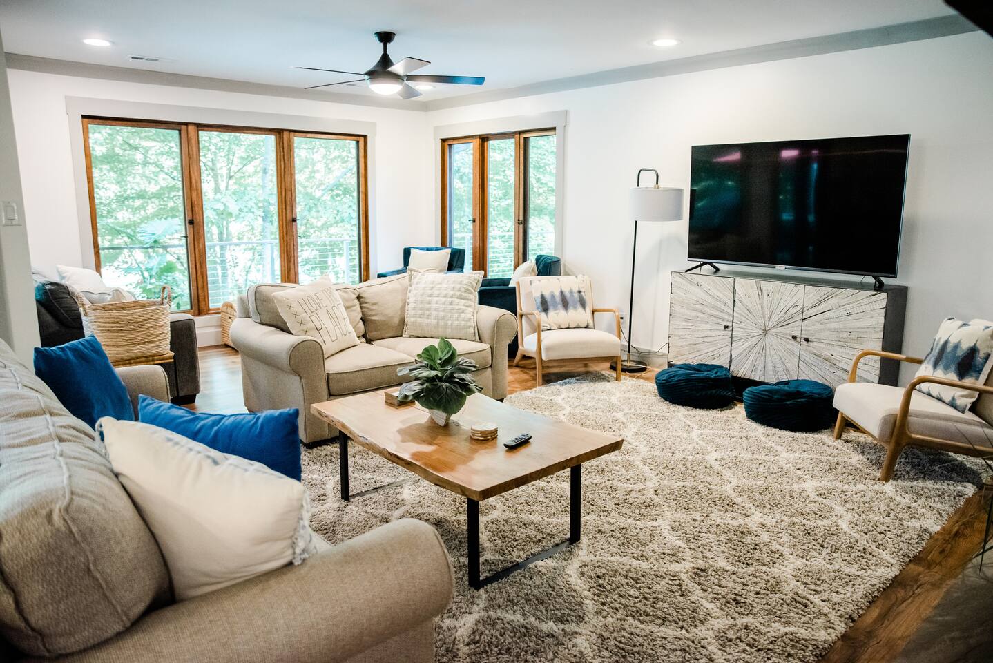 Lakeside Luxury: Spacious 6-Bdrm Lodge with Dock — Caryville — vacation rental
