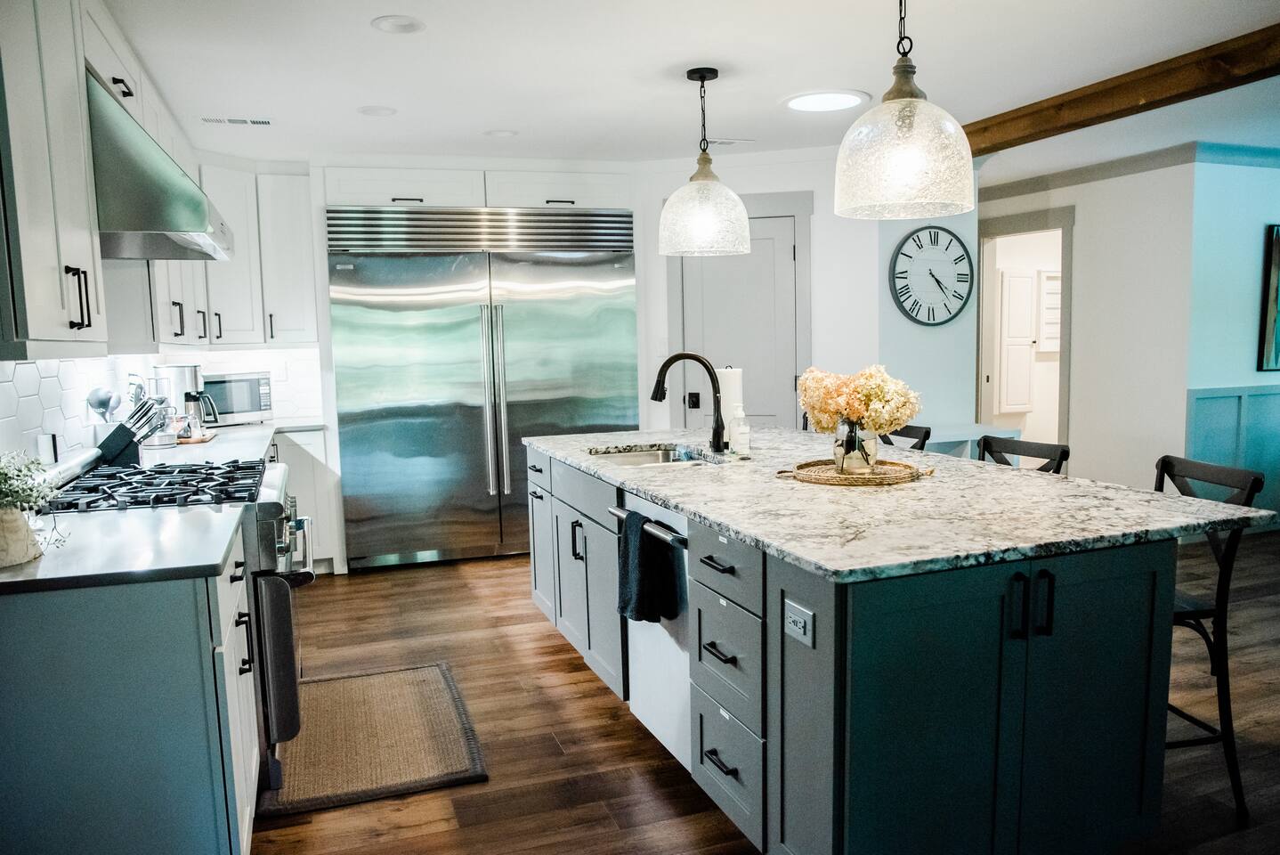 Lakeside Luxury: Spacious 6-Bdrm Lodge with Dock