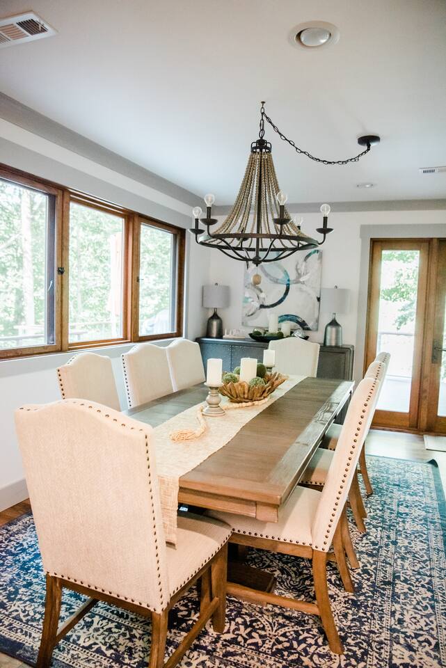 Lakeside Luxury: Spacious 6-Bdrm Lodge with Dock