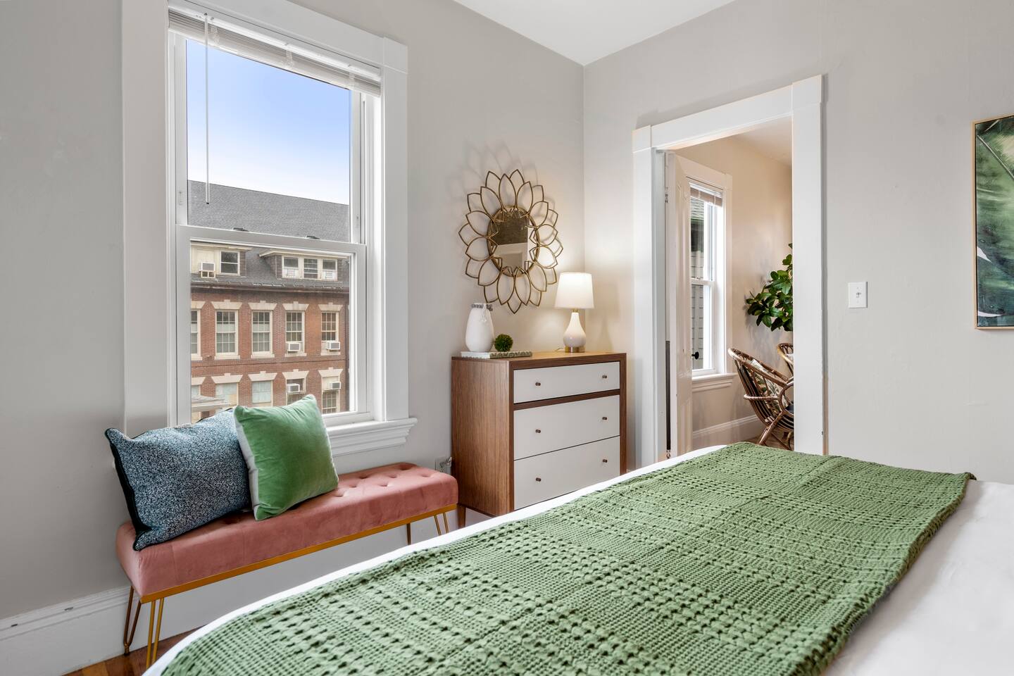 Downtown Beverly|KING BED|Minutes to Salem+Train
