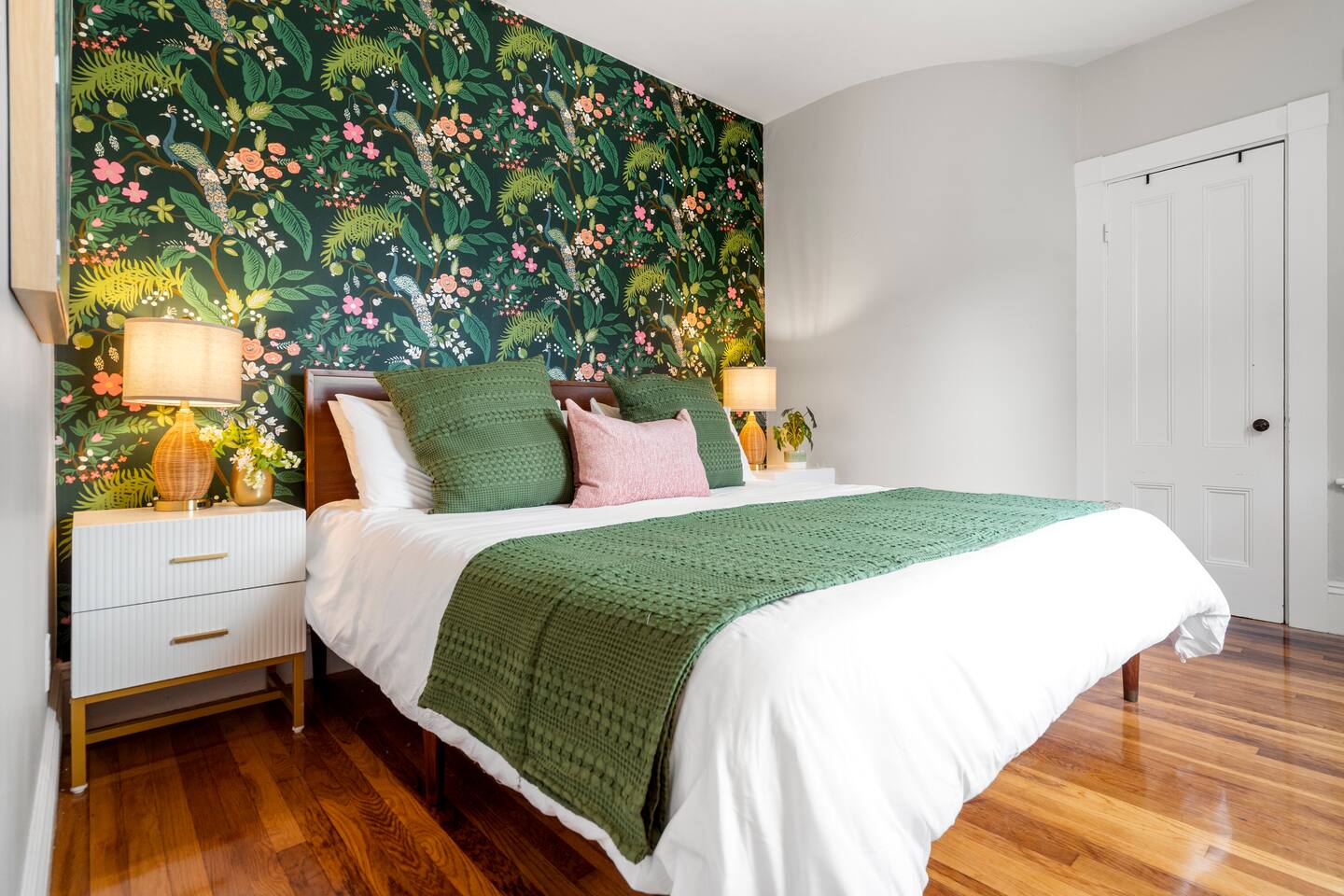 Downtown Beverly|KING BED|Minutes to Salem+Train