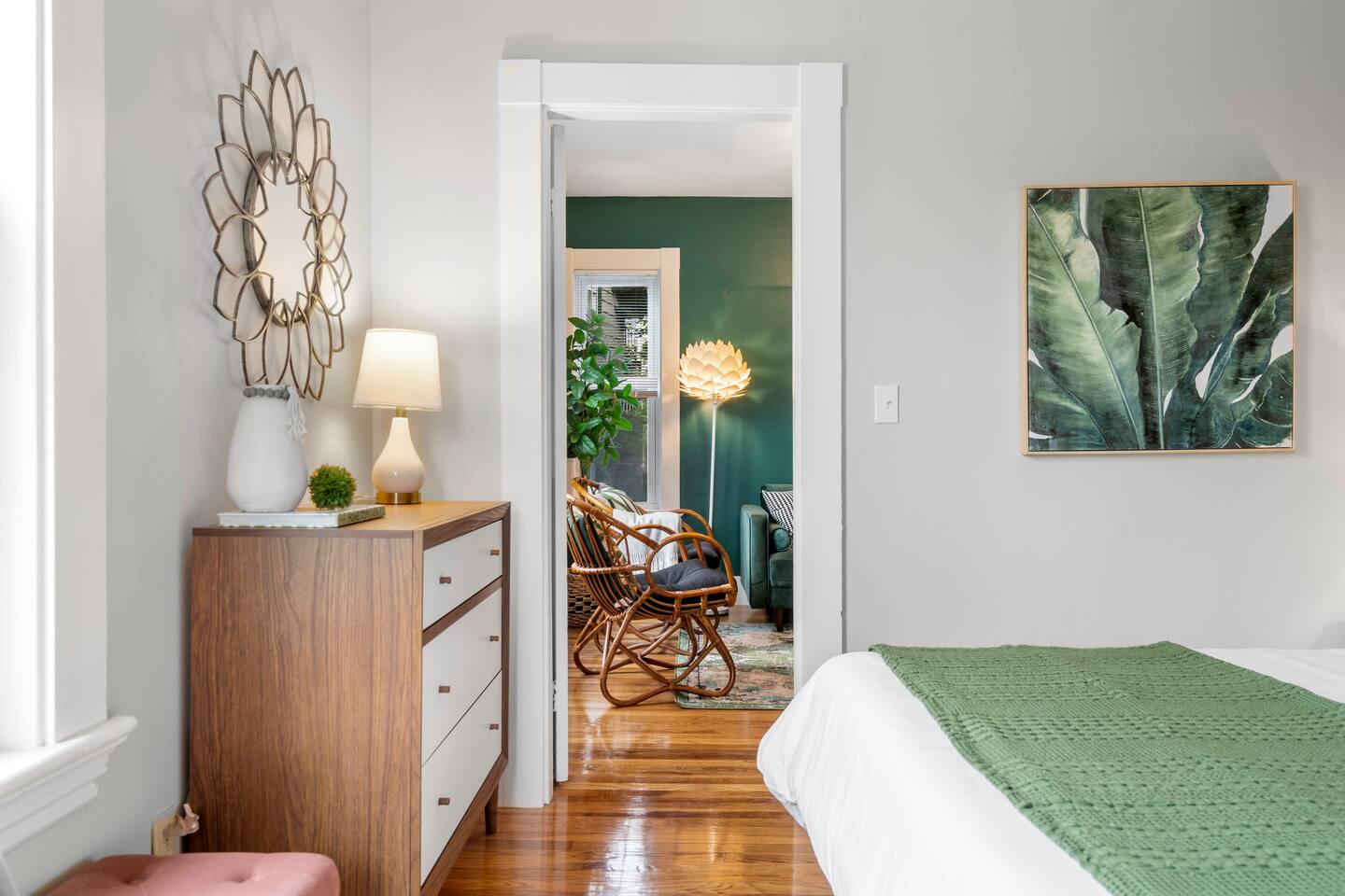 Downtown Beverly|KING BED|Minutes to Salem+Train