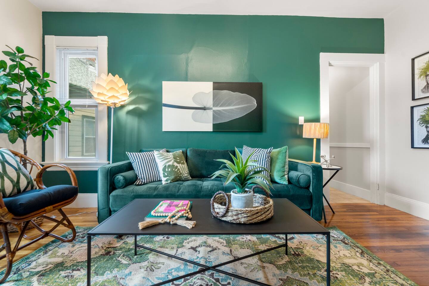 Downtown Beverly|KING BED|Minutes to Salem+Train