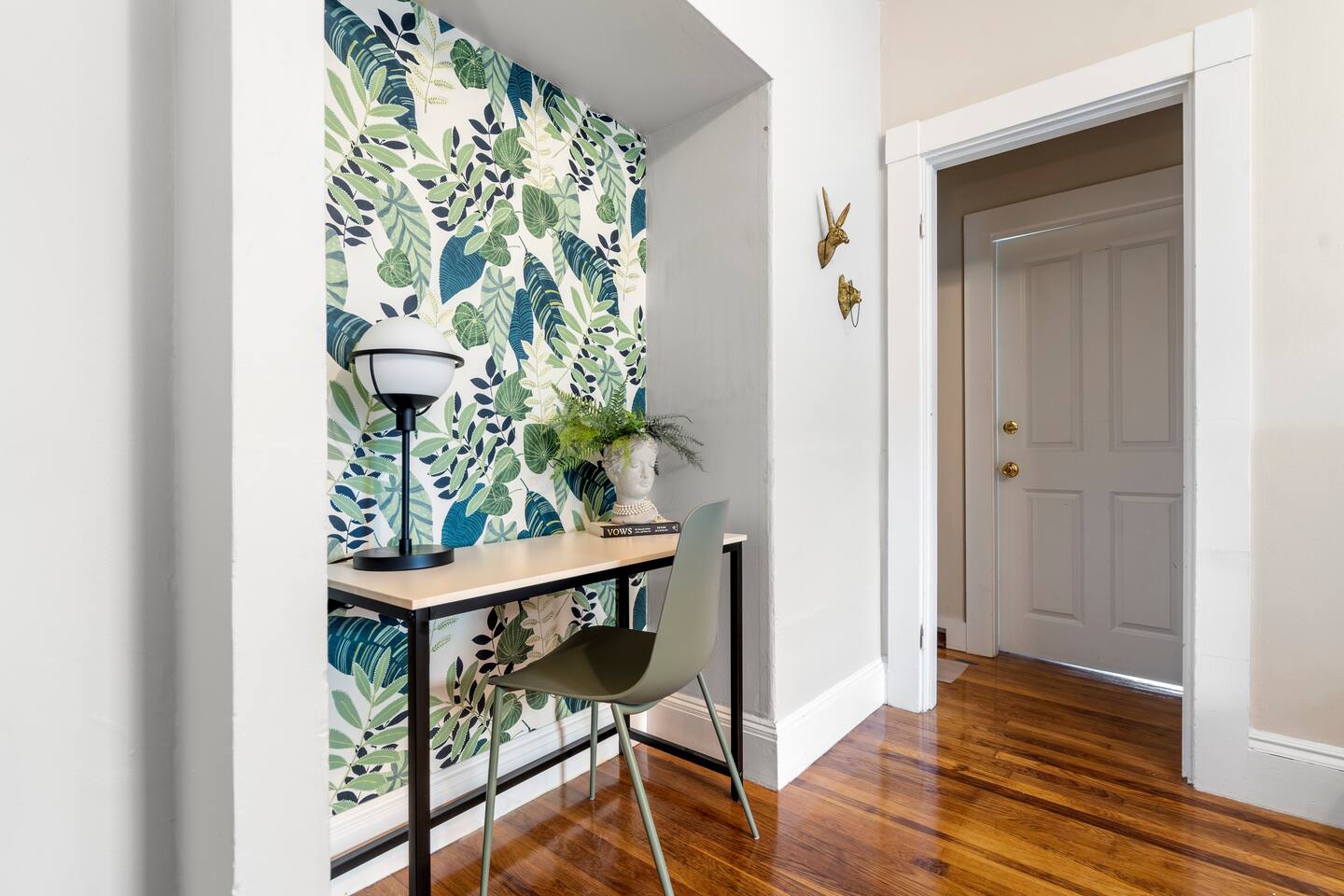 Downtown Beverly|KING BED|Minutes to Salem+Train