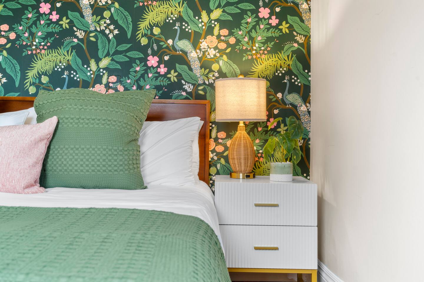 Downtown Beverly|KING BED|Minutes to Salem+Train