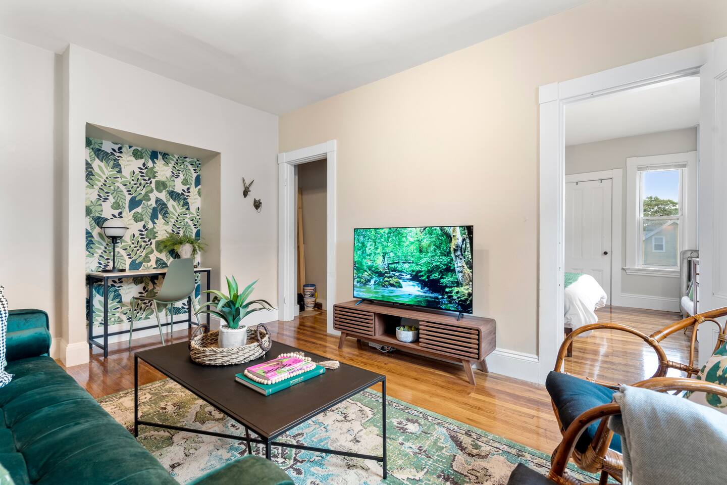 Downtown Beverly|KING BED|Minutes to Salem+Train