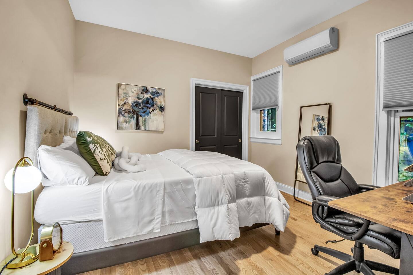 Chic Office King Bed Laundry