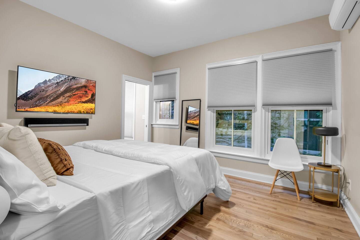 Chic Office King Bed Laundry