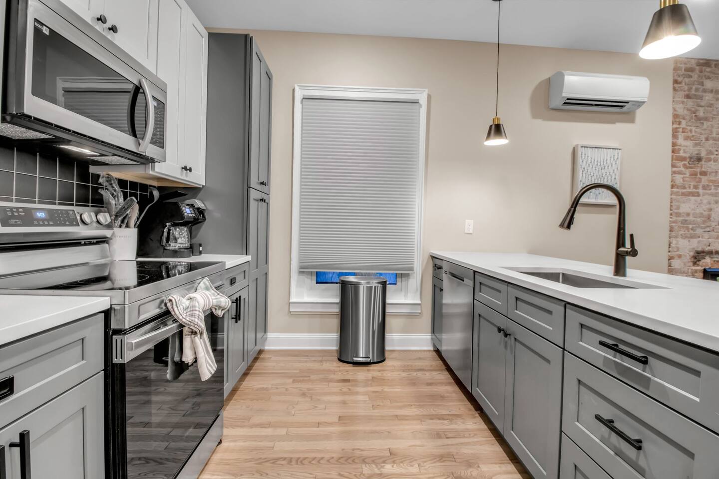 Chic Office King Bed Laundry