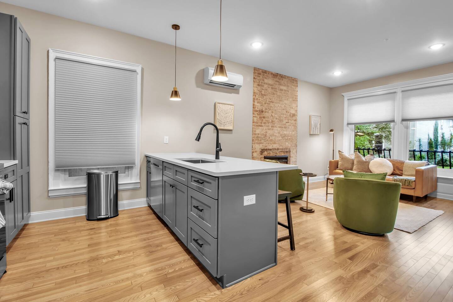 Huge Chic Central Laundry Office