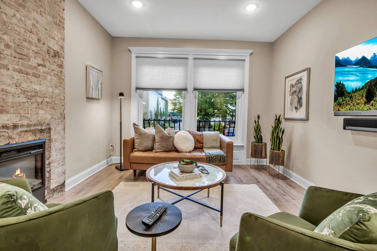 Huge Chic Central Laundry Office — Buffalo — vacation rental
