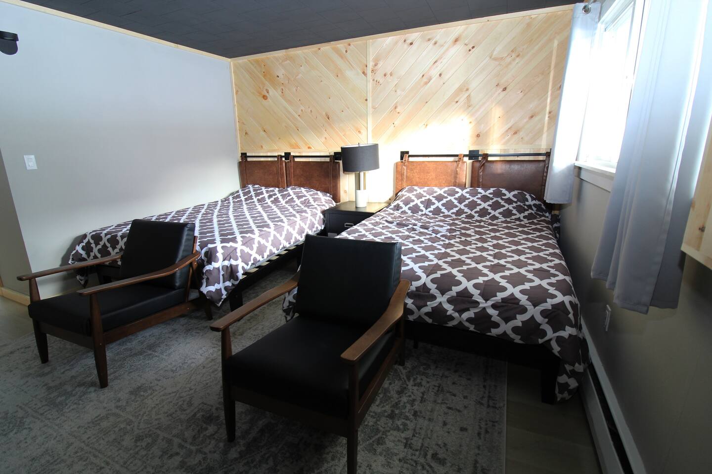 Perfect Lodge /w Gameroom Center of Hunter MT 6