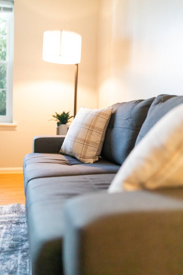 The Gray House - Only 4 Minutes From LU