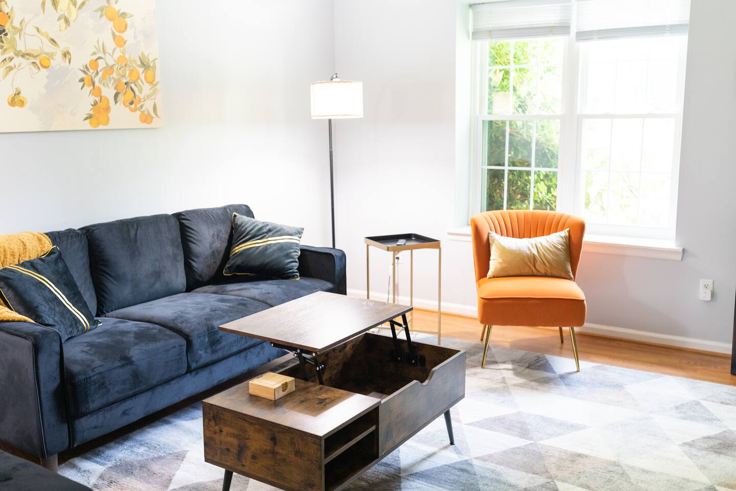 The Orange House - Only 4 Minutes from LU