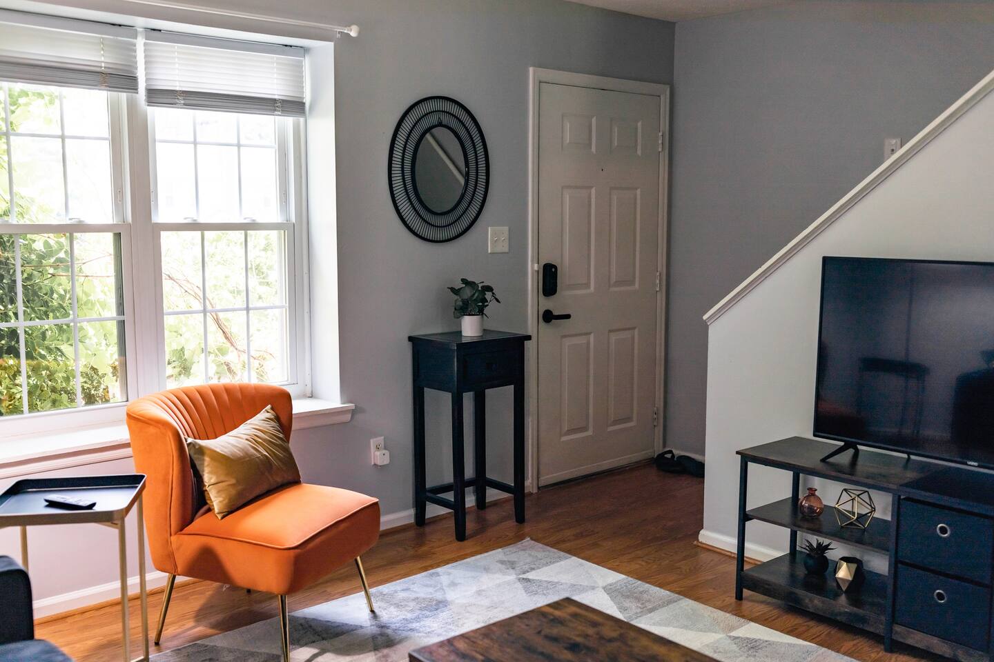 The Orange House - Only 4 Minutes from LU
