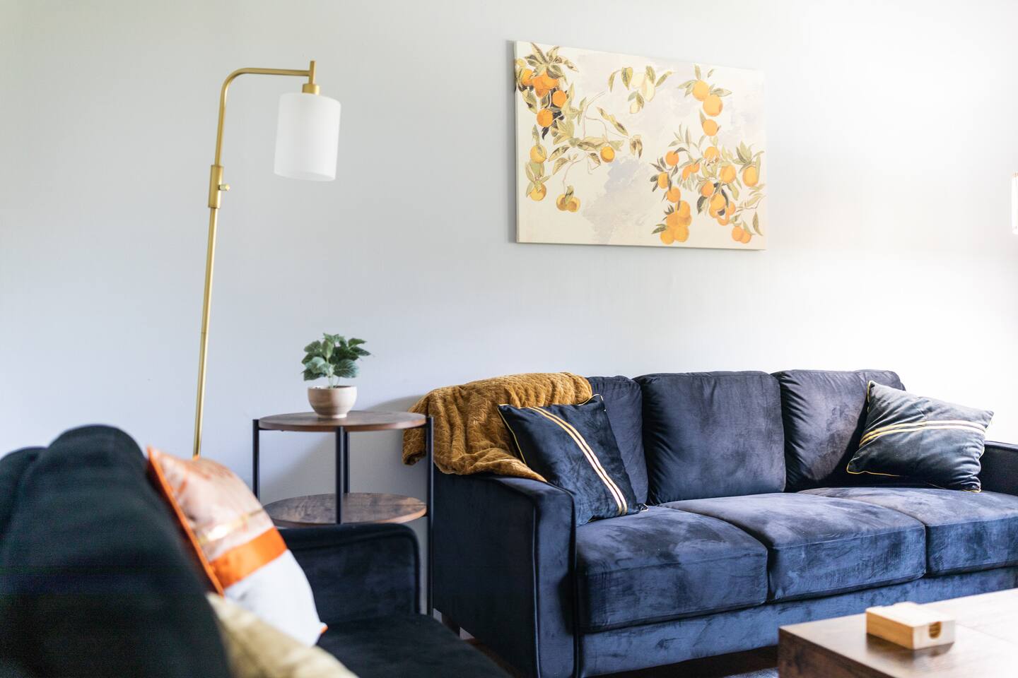 The Orange House - Only 4 Minutes from LU